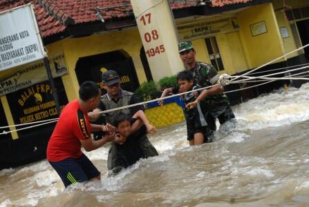 Foto-Foto TNI Beraksi Selamatkan Korban Banjir