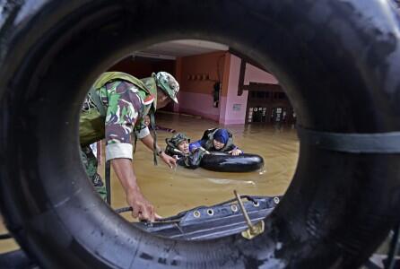 Foto-Foto TNI Beraksi Selamatkan Korban Banjir