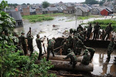 Foto-Foto TNI Beraksi Selamatkan Korban Banjir