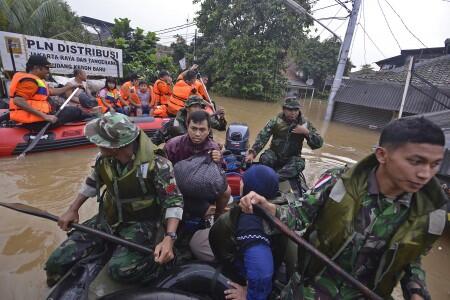 Foto-Foto TNI Beraksi Selamatkan Korban Banjir