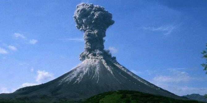 Foto Erupsi Gunung Merapi dan Kilatan Petir yang Mempesona....