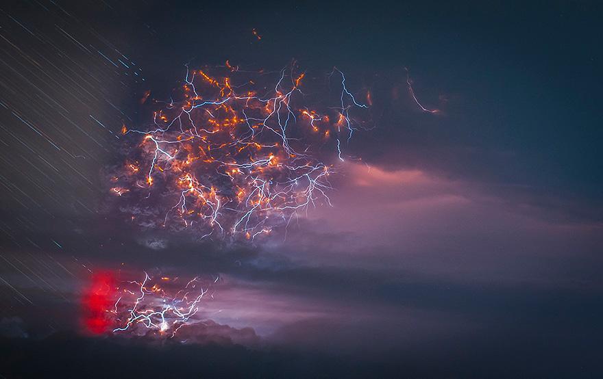 Foto Erupsi Gunung Merapi dan Kilatan Petir yang Mempesona....