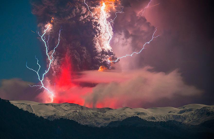 Foto Erupsi Gunung Merapi dan Kilatan Petir yang Mempesona....