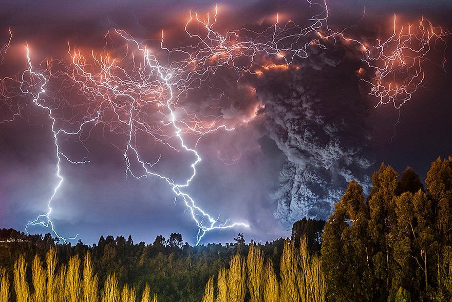 Foto Erupsi Gunung Merapi dan Kilatan Petir yang Mempesona....