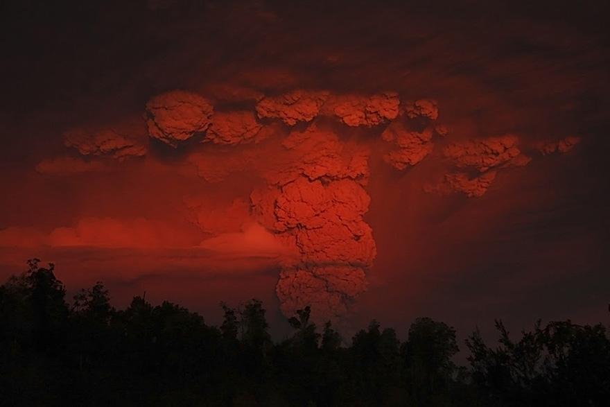 Foto Erupsi Gunung Merapi dan Kilatan Petir yang Mempesona....