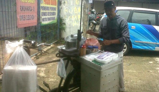 Tukang Bubur Naik Haji, Iklas Buburnya Untuk Korban Banjir