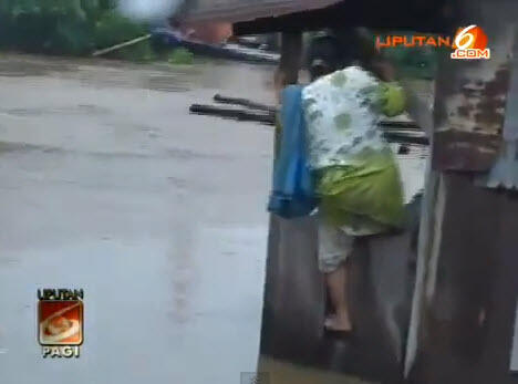 Proses Evakuasi Ibu Hamil dan Bayi Korban Banjir Pakai Ember & ban Bekas