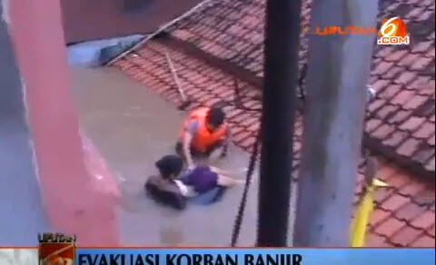 Proses Evakuasi Ibu Hamil dan Bayi Korban Banjir Pakai Ember & ban Bekas