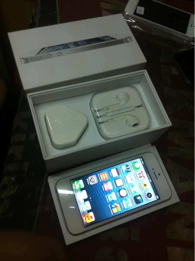 Iphone 5 32gb 64gb black/white. Rekber Wellcome.