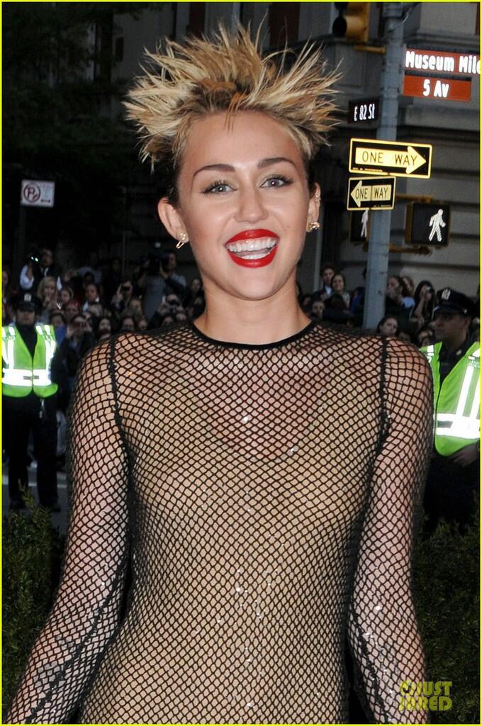 Perubahan Gaya Miley Cyrus yang menyerupai Devin Star Tailes &quot;DEV&quot;