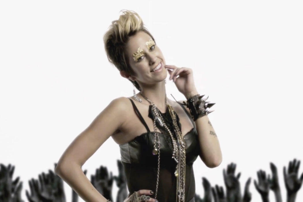 Perubahan Gaya Miley Cyrus yang menyerupai Devin Star Tailes &quot;DEV&quot;