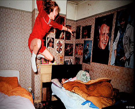 Keanehan dari poltergeist ! Masuuuup !