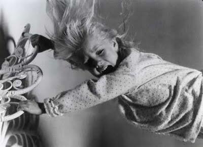 Keanehan dari poltergeist ! Masuuuup !