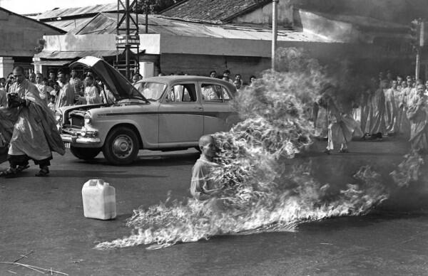 30 Foto Hitam Putih Bersejarah yang di Warnai Kembali