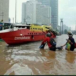 inilah Transjakarta 2014... lumayan gan.. bisa halau banjir