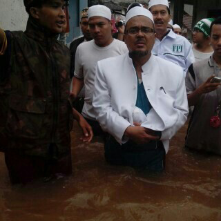 FPI peduli banjir. Media TV mana???? (Sibuk ngiklan capres masing-masing kali....) 