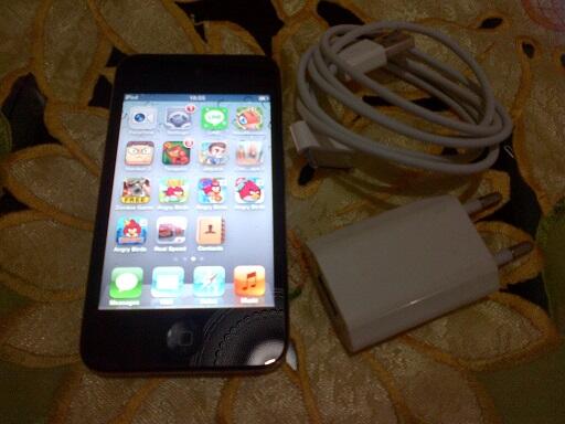 iPod touch 4th gen 32gb black camera mulus 95% murah cuma Rp.1.099.000,- doanks.