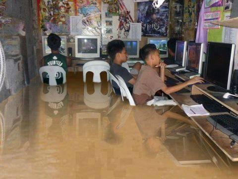 walau banjir menghadang main game tetap lanjut