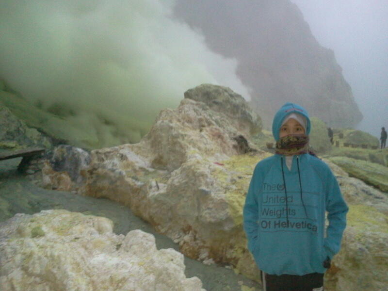 Kawah Ijen >Pesona keindahan alam kegigihan penambang belerang