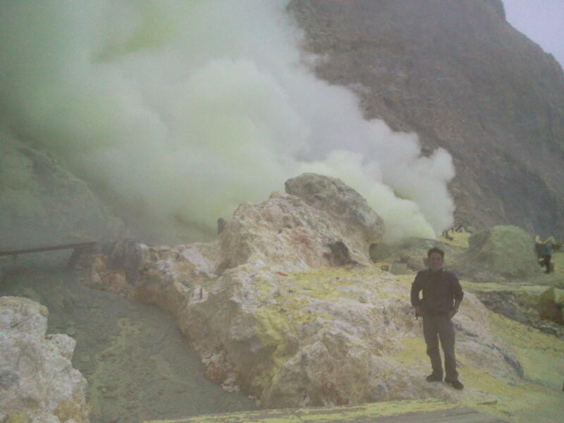Kawah Ijen >Pesona keindahan alam kegigihan penambang belerang