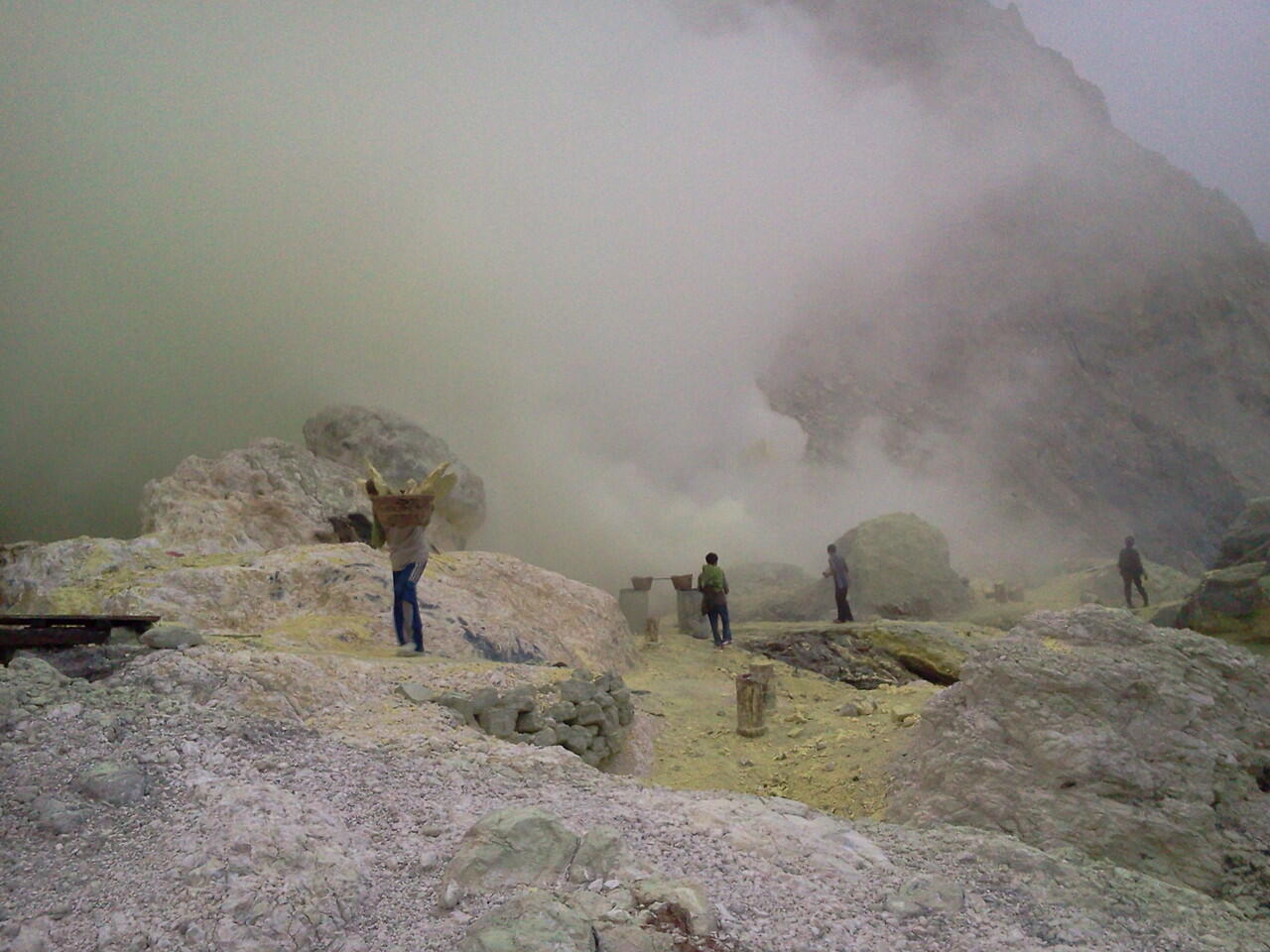 Kawah Ijen >Pesona keindahan alam kegigihan penambang belerang