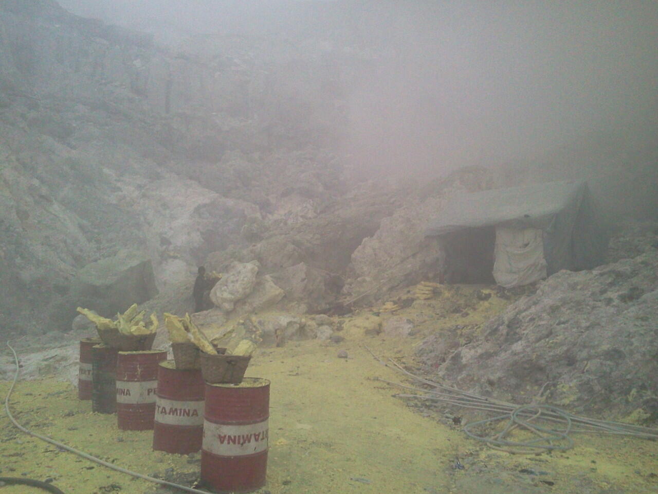 Kawah Ijen >Pesona keindahan alam kegigihan penambang belerang