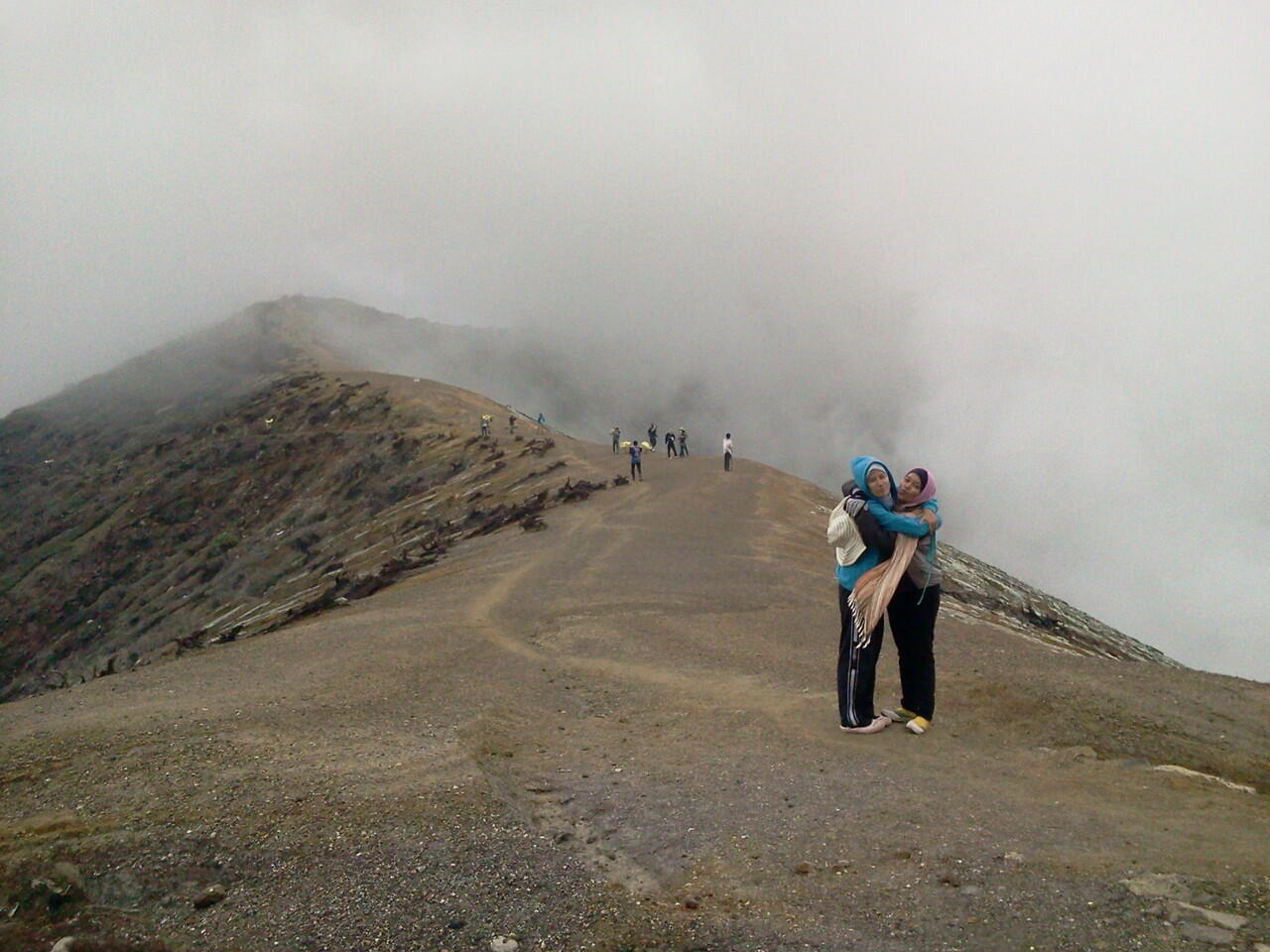 Kawah Ijen >Pesona keindahan alam kegigihan penambang belerang