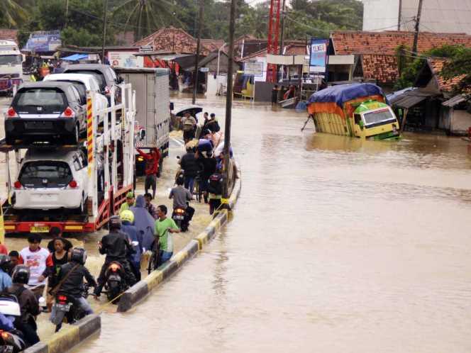 &#91;berita foto&#93; Banjir Tenggelamkan Jalur Pantura