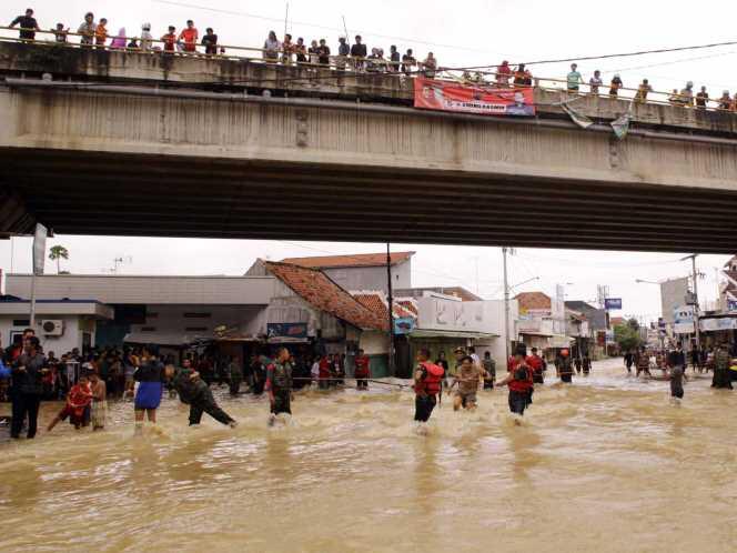 &#91;berita foto&#93; Banjir Tenggelamkan Jalur Pantura