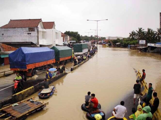&#91;berita foto&#93; Banjir Tenggelamkan Jalur Pantura
