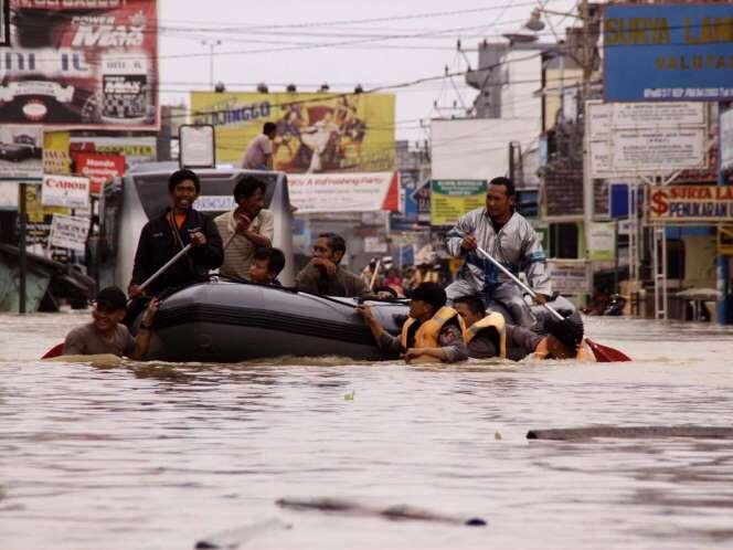&#91;berita foto&#93; Banjir Tenggelamkan Jalur Pantura