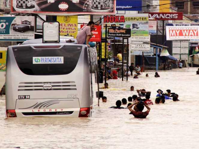 &#91;berita foto&#93; Banjir Tenggelamkan Jalur Pantura