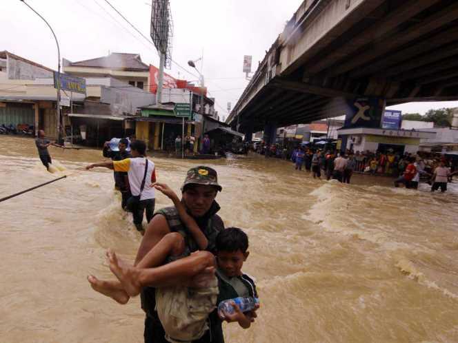 &#91;berita foto&#93; Banjir Tenggelamkan Jalur Pantura