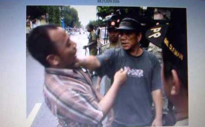 &#91;Ngamuk&#93; Atribut Kampanye Ditertibkan, Caleg PDIP Sleman Serang Anggota Panwaslu