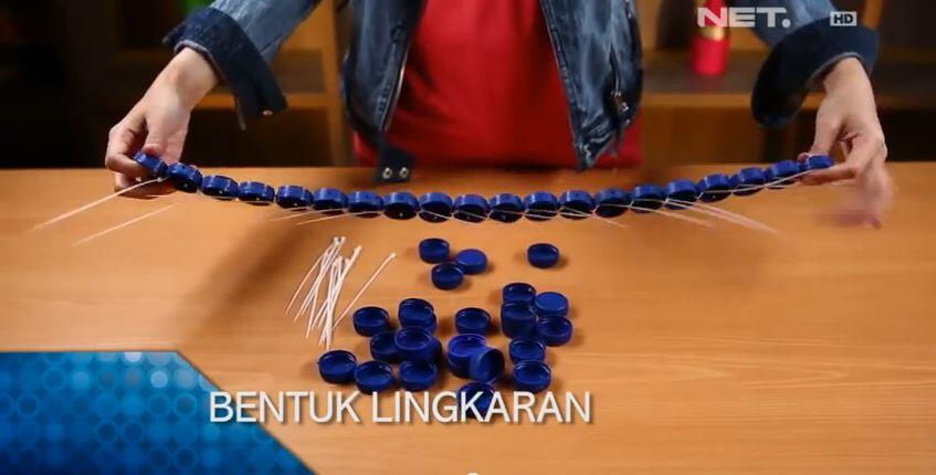 &#91;Handcraft&#93; Cara Membuat Tempat sampah dari tutup botol