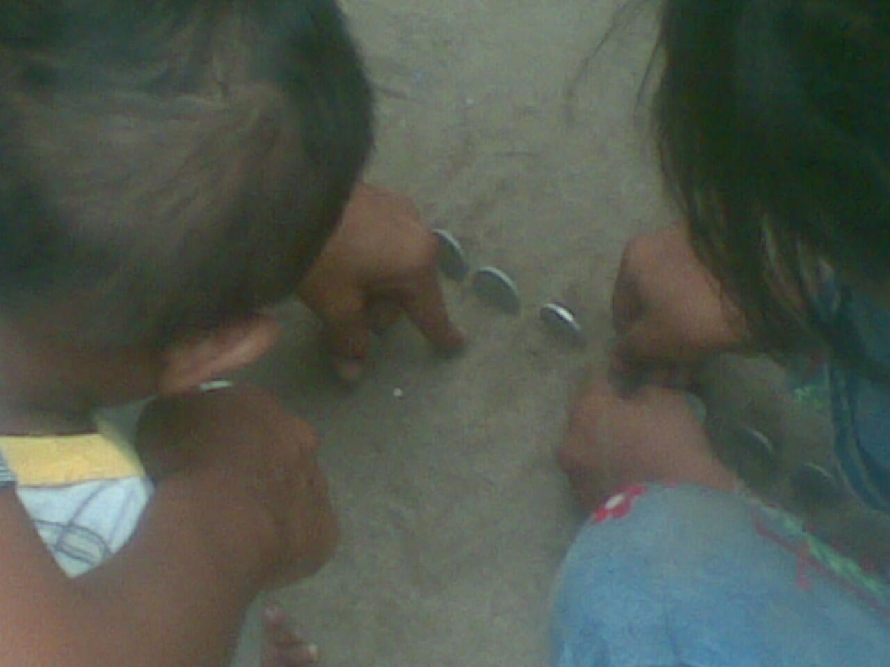 Gila gan! permainan anak kecil di Padang pake duit