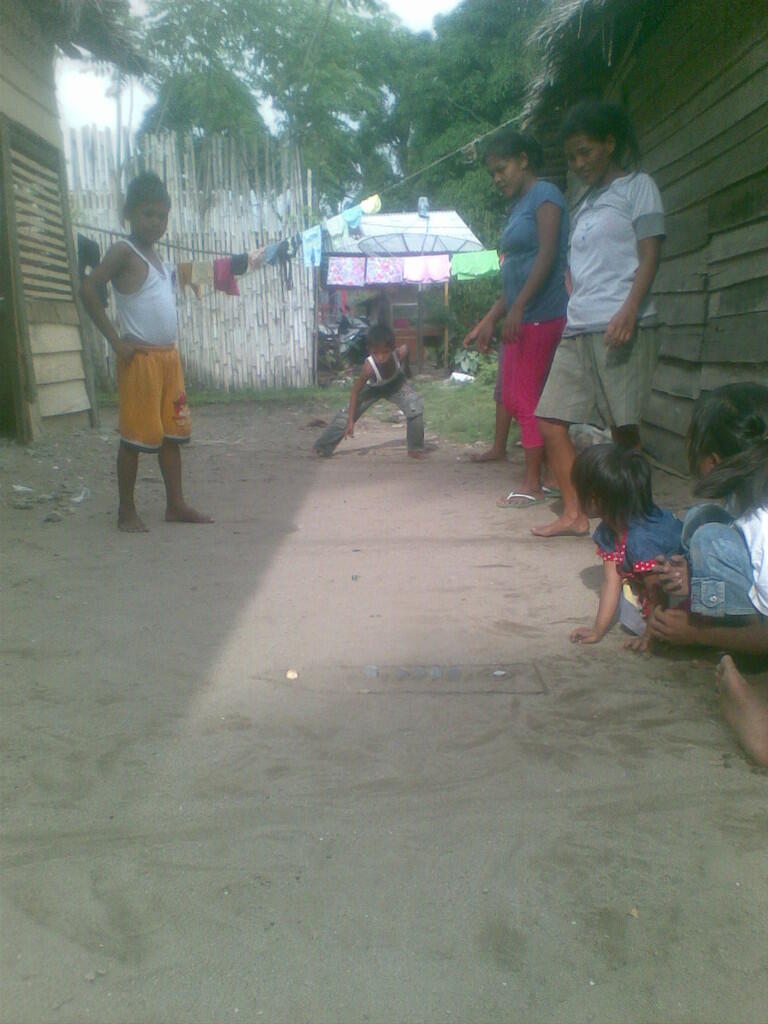 Gila gan! permainan anak kecil di Padang pake duit