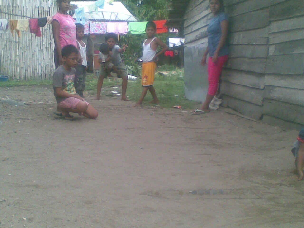 Gila gan! permainan anak kecil di Padang pake duit