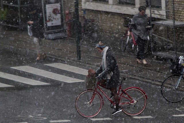 Goweser Cewek di Eropa, Musim Dingin Tetap Cycling Everywhere