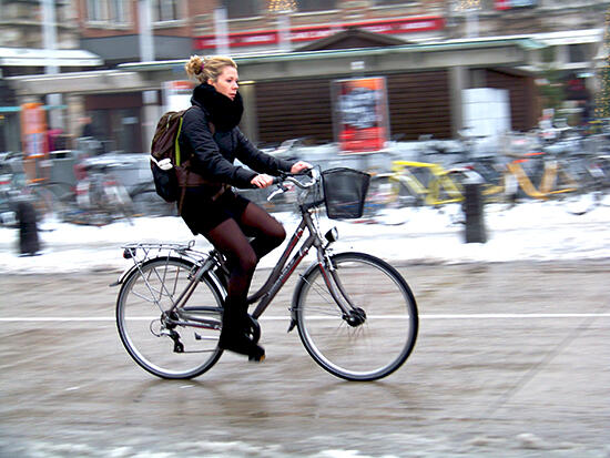 Goweser Cewek di Eropa, Musim Dingin Tetap Cycling Everywhere