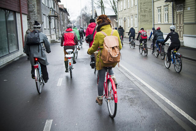 Goweser Cewek di Eropa, Musim Dingin Tetap Cycling Everywhere