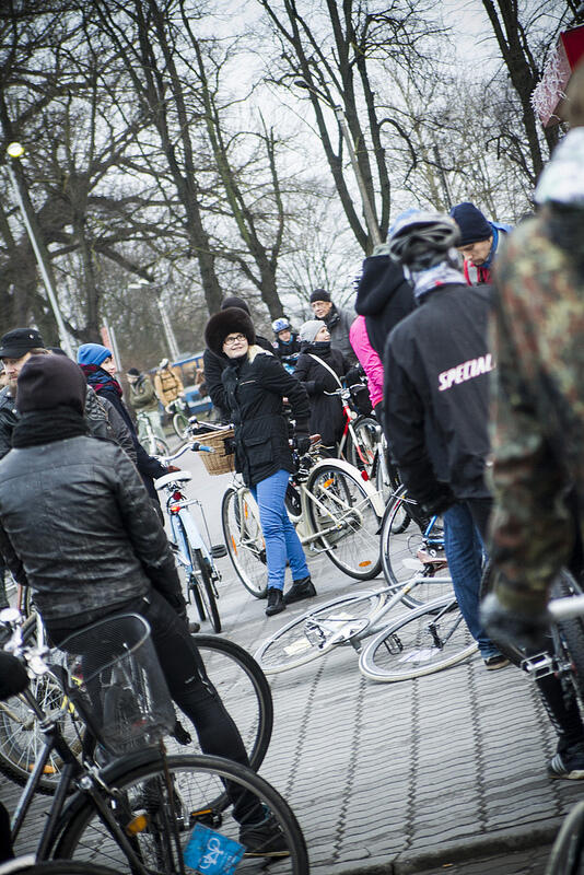 Goweser Cewek di Eropa, Musim Dingin Tetap Cycling Everywhere