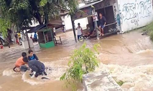 &#91;Lucu&#93;Video Warga Bekasi Bernondong Selamatkan Motor 