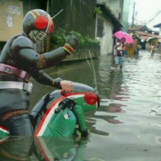 hero ini juga ikut blusukan bantu korban banjir