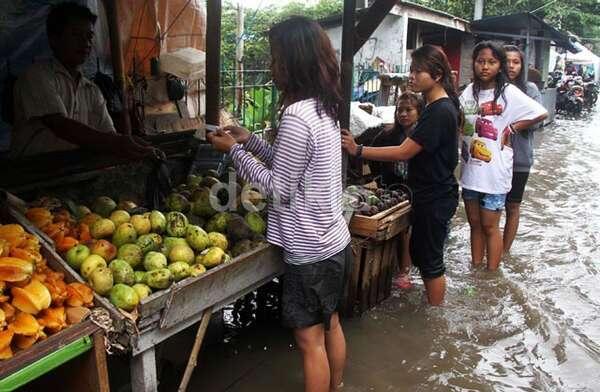&#91;Banjir News &#93; Ancaman Inflasi di Balik Air Bah