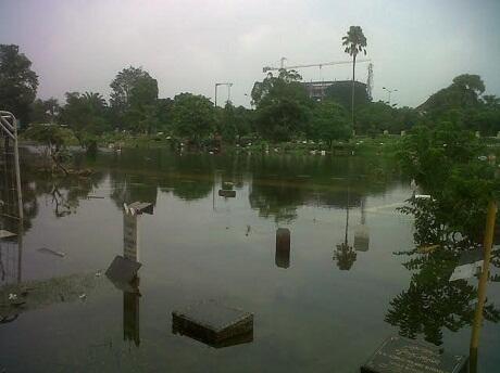 Kuburan Termahal di TPU Karet Bivak Terendam Banjir &#91;Penghuni nya kemana gan??&#93;