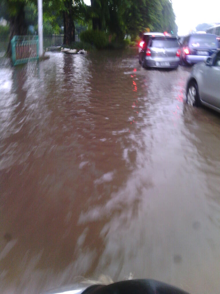 Banjir Dijalan Gunung Sahari