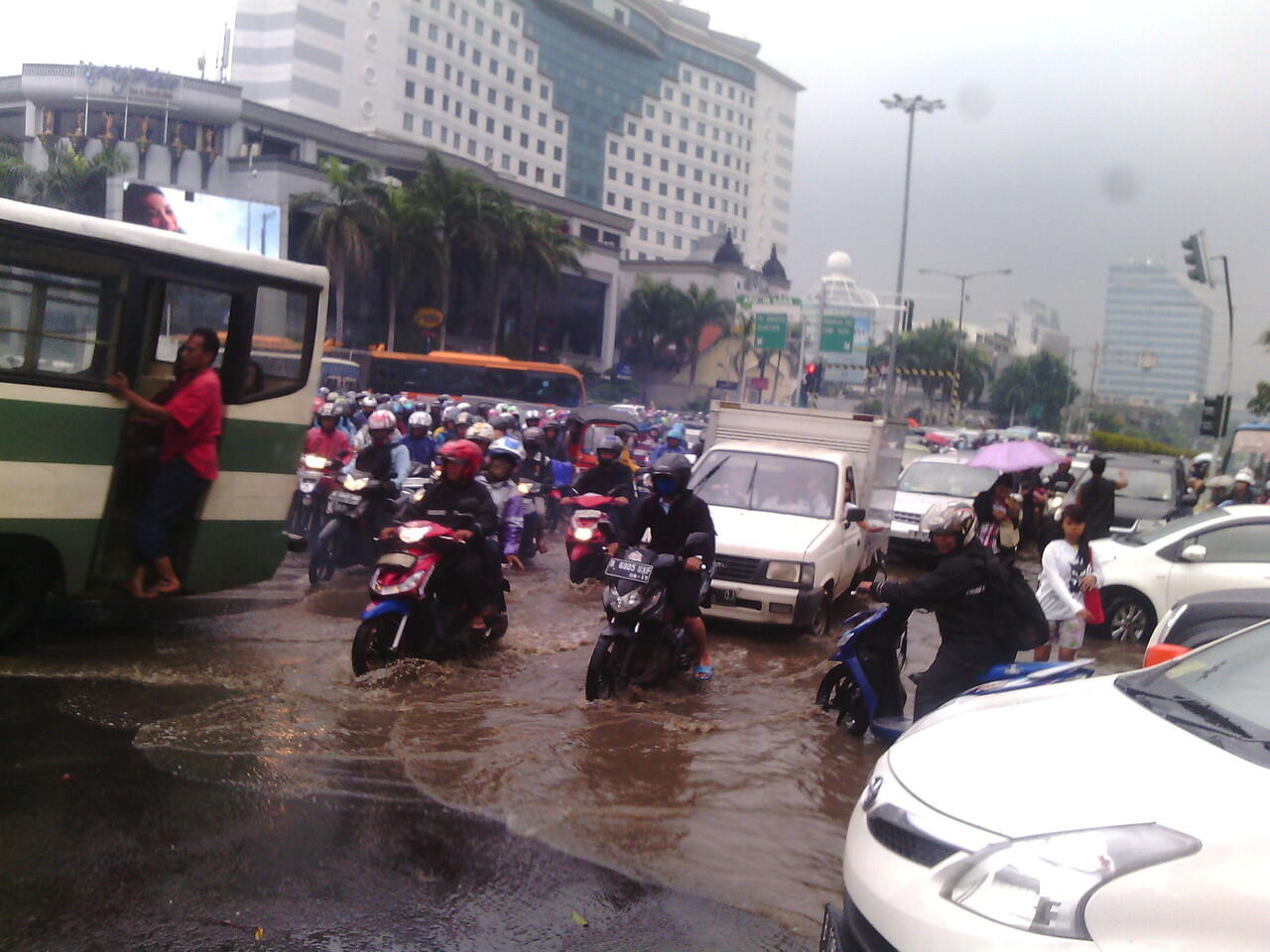 Banjir Dijalan Gunung Sahari