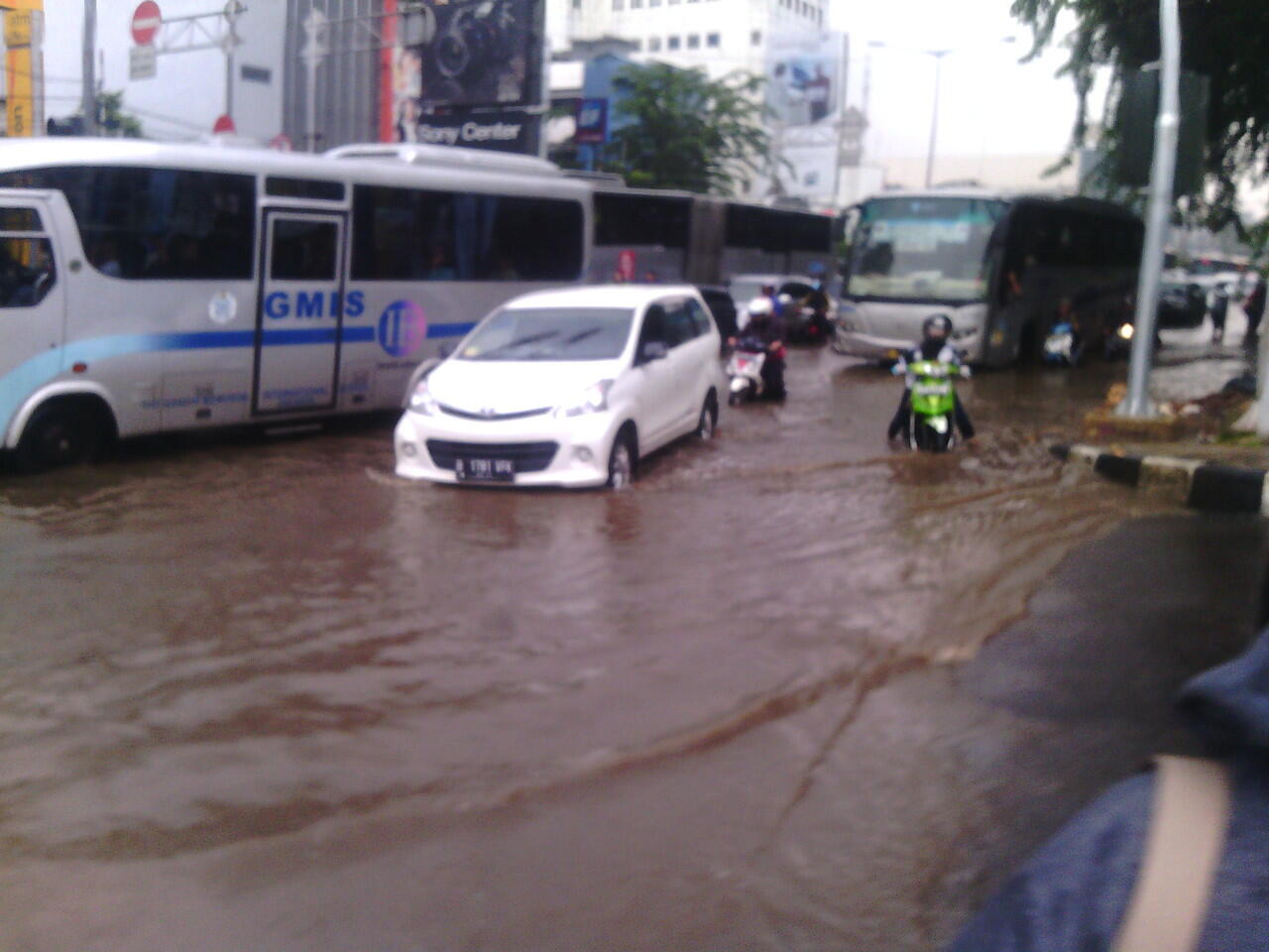Banjir Dijalan Gunung Sahari