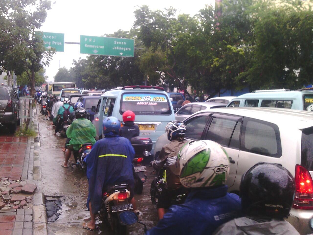 Banjir Dijalan Gunung Sahari